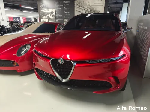 De Tonnale is natuurlijk een van de nieuwere auto's. Dit is een vroege versie ervan: kijk bijvoorbeeld naar de spiegels.