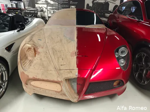 De meest opvallende auto van de geheime collectie is deze: een prachtige voor en na.