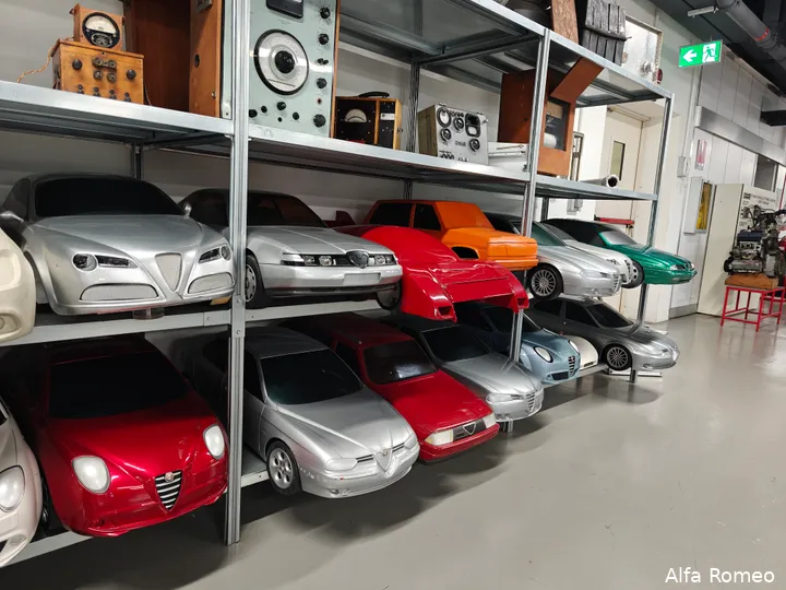 Er staan niet alleen auto's, maar ook mini-auto's die het design tonen.