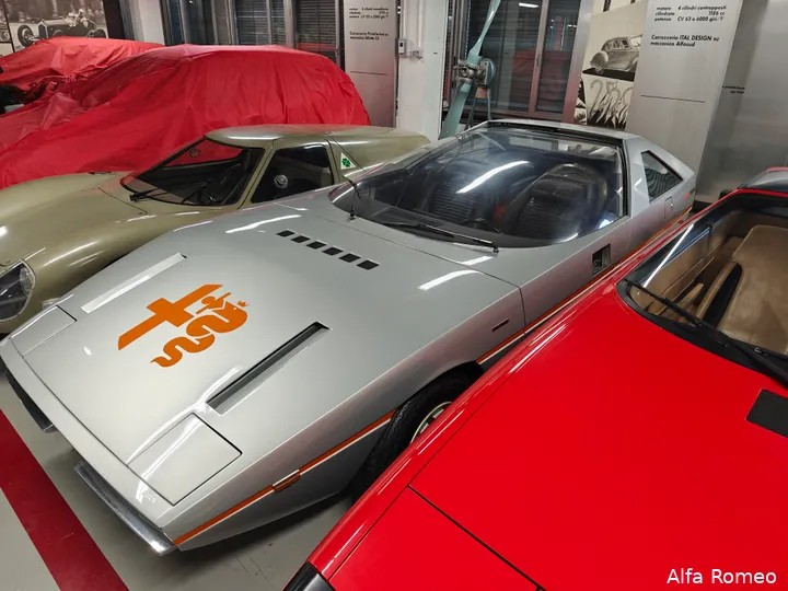 Deze auto stamt uit 1971 en was ook vrij futuristisch met zijn lange neus. En: geen deuren.