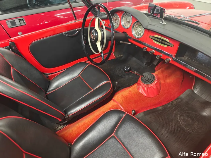 Zo luxe als sommige auto's aan de buitenkant zijn, zo eenvoudig zijn ze soms aan de binnenkant.