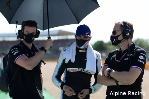 Esteban Ocon met zijn teamleden op een snikheet Silverstone voorafgaand aan de race. (Foto: Alpine Racing)