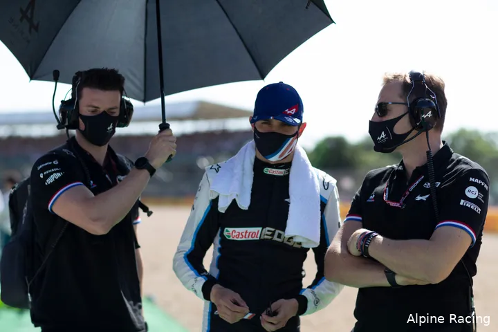 Esteban Ocon met zijn teamleden op een snikheet Silverstone voorafgaand aan de race. (Foto: Alpine Racing)