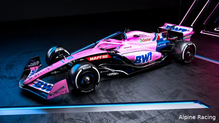 Op deze roze render zie je dat de achtervleugel eigenlijk volledig vlak is. (Foto: Alpine Racing)