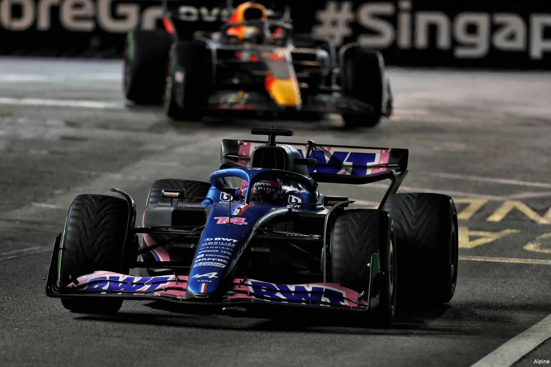 fernando alonso max verstappen a522 rb18 alpine red bull racing f1 gp singapore 2022