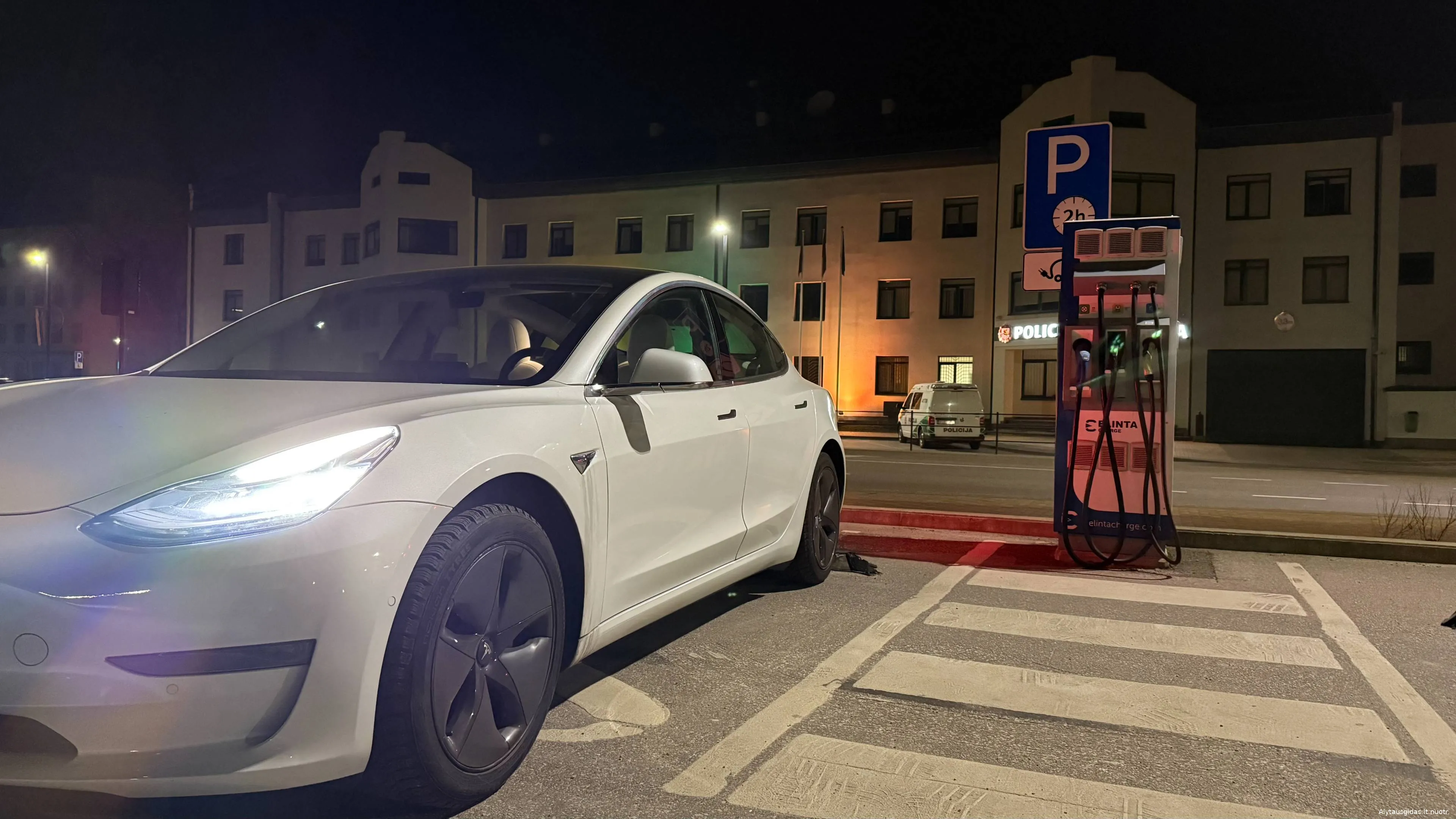 elekromobilis tesla