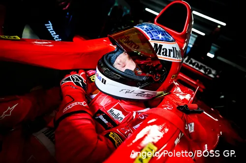 Zech met de replica van de helm van Schumacher.