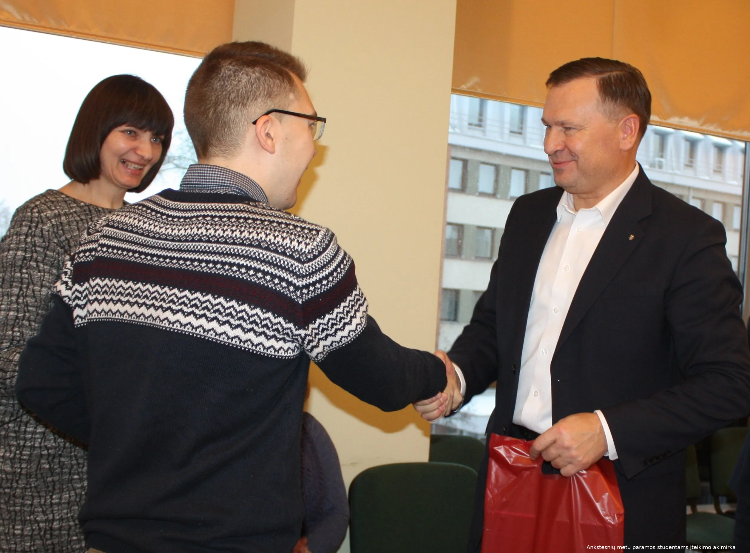 ankstesniu metu paramos studentams iteikimo akimirka