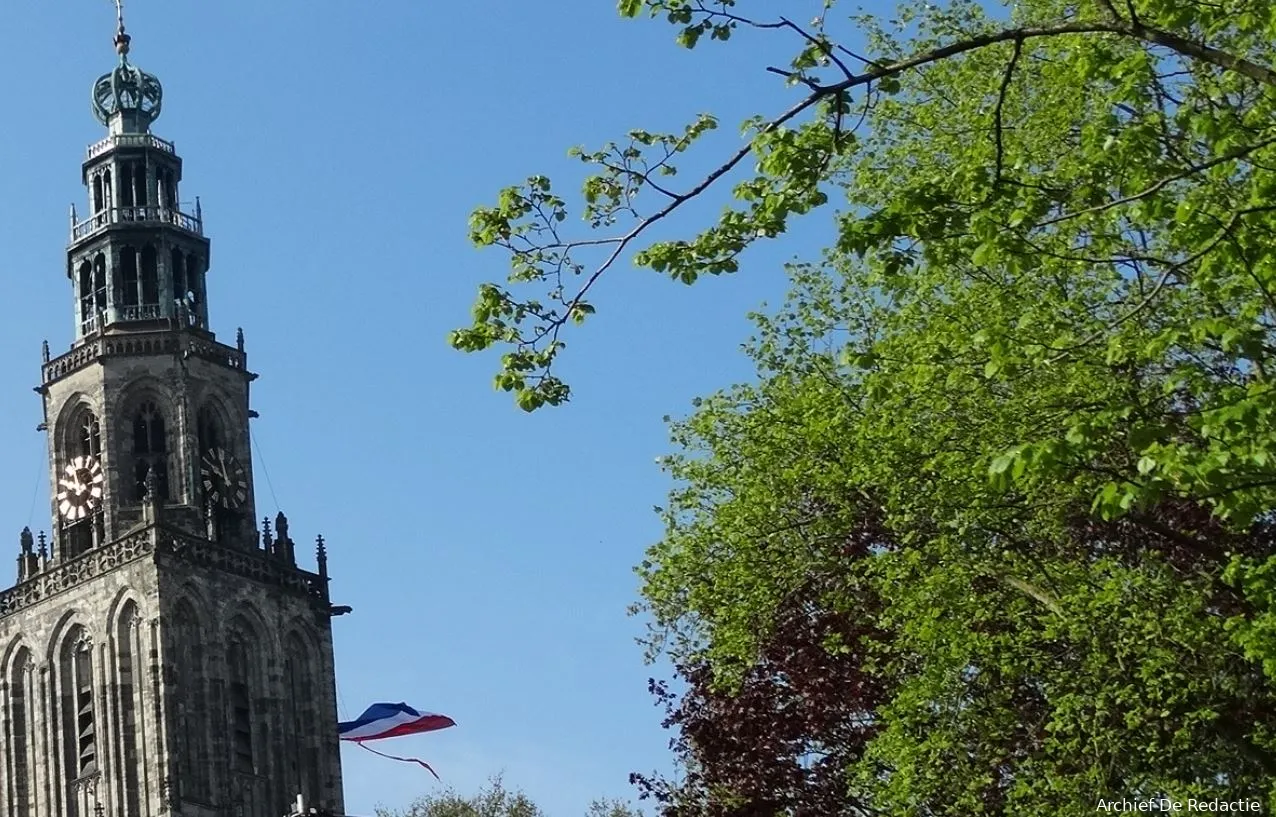 martinitoren met vlag koningsdag