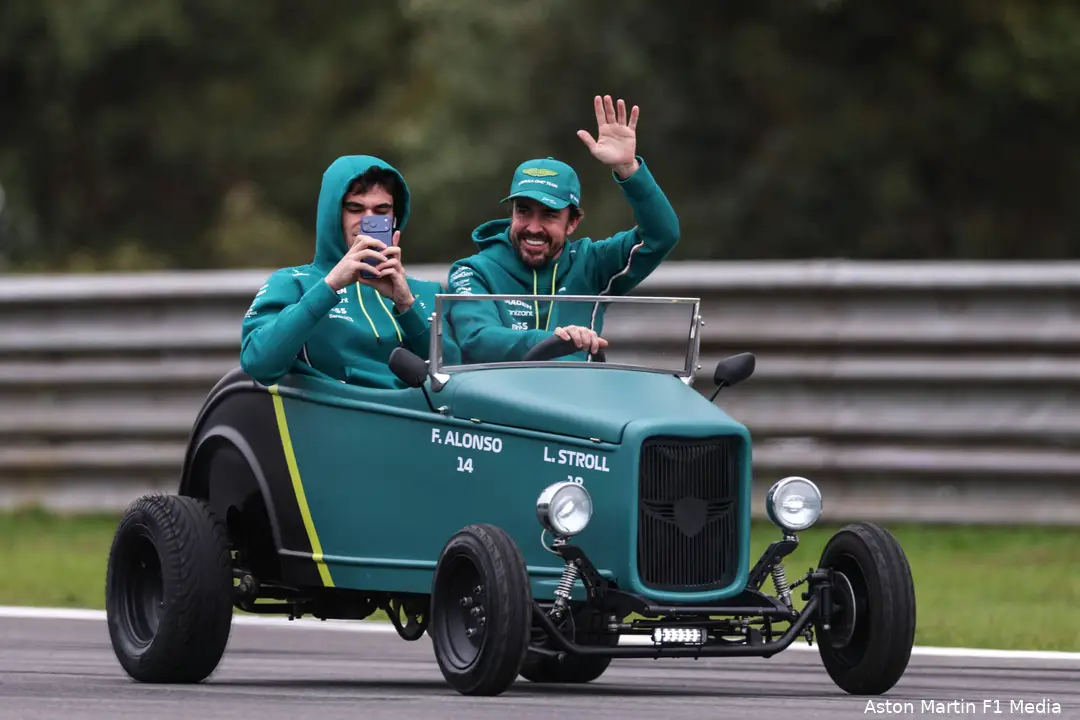 fernando-alonso-lance-stroll-aston-martin-sao-paolo-drivers-parade-brazilie-zondag-2025