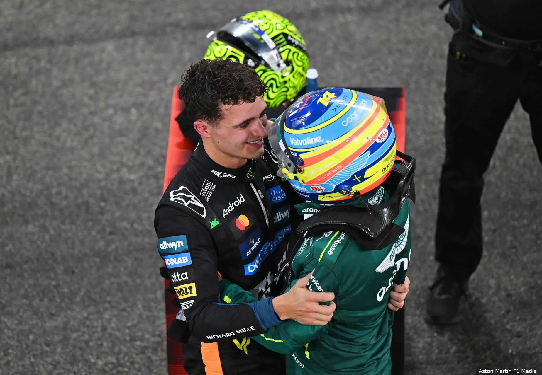 fernando-alonso-aston-martin-lando-norris-mclaren-gp-abu-dhabi-2025-zondag