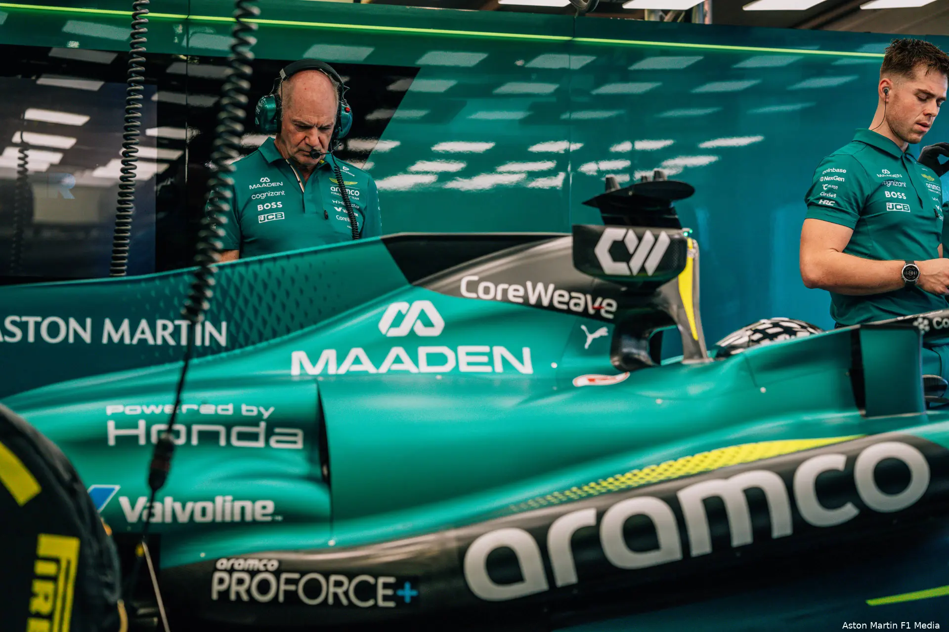 lance-stroll-adrian-newey-aston-martin-amr26-bahrein-test1-woensdag-1