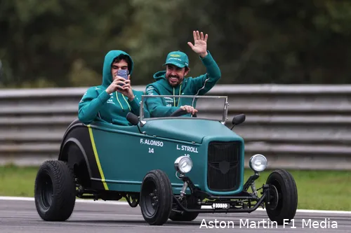 fernando-alonso-lance-stroll-aston-martin-sao-paolo-drivers-parade-brazilie-zondag-2025