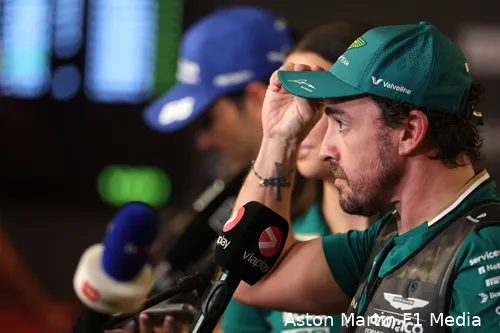 fernando-alonso-aston-martin-gp-abu-dhabi-2025-zondag-carlos-sainz