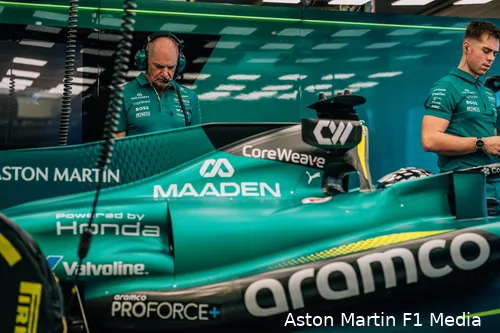 lance-stroll-adrian-newey-aston-martin-amr26-bahrein-test1-woensdag-1