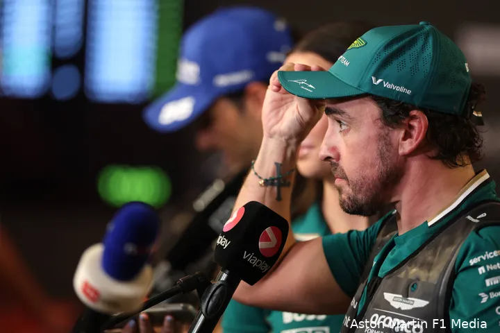 fernando-alonso-aston-martin-gp-abu-dhabi-2025-zondag-carlos-sainz