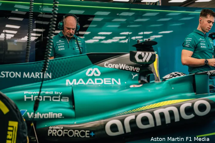 lance-stroll-adrian-newey-aston-martin-amr26-bahrein-test1-woensdag-1