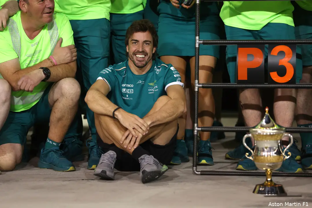 <i>Na een lange tijd met weinig eremetaal is de lach terug op het gezicht bij Alonso (Foto:
Aston Martin F1 Media).</i>