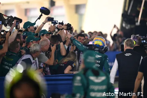<i>Bij Aston Martin waren ze euforisch na de podiumplek van Fernando Alonso in Bahrein. (Foto: Aston Martin F1)</i>