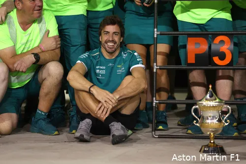 <i>Na een lange tijd met weinig eremetaal is de lach terug op het gezicht bij Alonso (Foto:
Aston Martin F1 Media).</i>