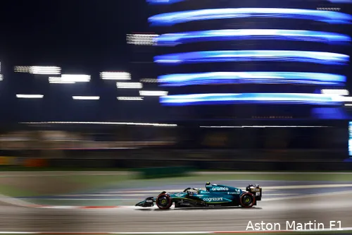 Fernando Alonso op het fraai verlichte Bahrain International Circuit, kwalificatie GP Bahrein 2023 (Foto:
Aston Martin F1 Media)&nbsp;&nbsp;