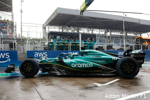 <i>Het duurde lang voor de wedstrijdleiding in Brazilië met rode vlaggen zwaaide, nadat Stroll crashte.</i>