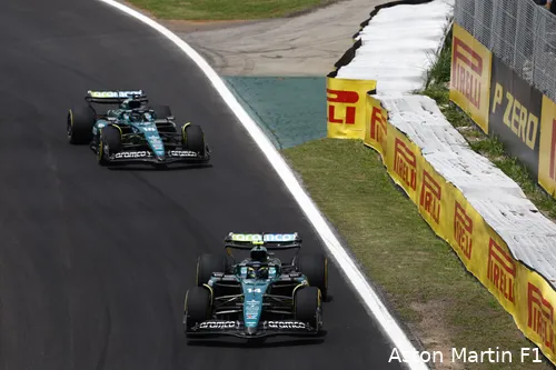 Beide Aston Martins in actie.