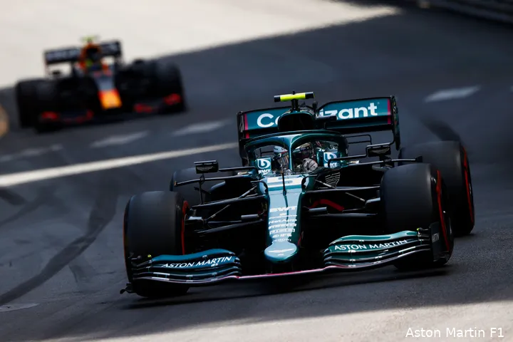 Sebastian Vettel wist in de openingsfase van de Grand Prix van Monaco voor de Red Bull van Sergio Pérez te blijven rijden (Foto: Aston Martin F1).
