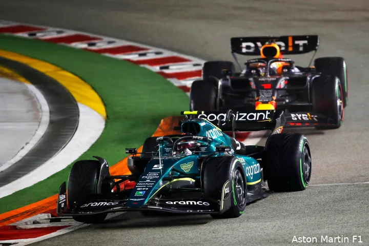 Sebastian Vettel (Aston Martin) voor Max Verstappen (Red Bull Racing) tijdens de F1 Grand Prix van Singapore 2022.