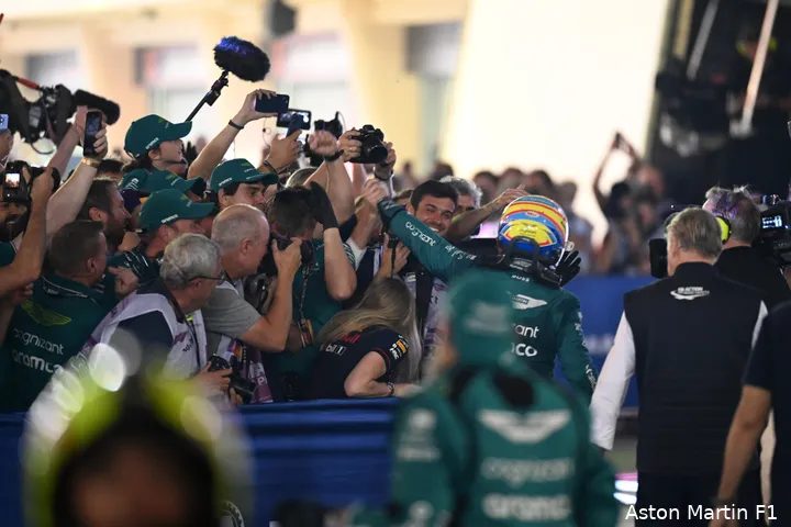 <i>Bij Aston Martin waren ze euforisch na de podiumplek van Fernando Alonso in Bahrein. (Foto: Aston Martin F1)</i>