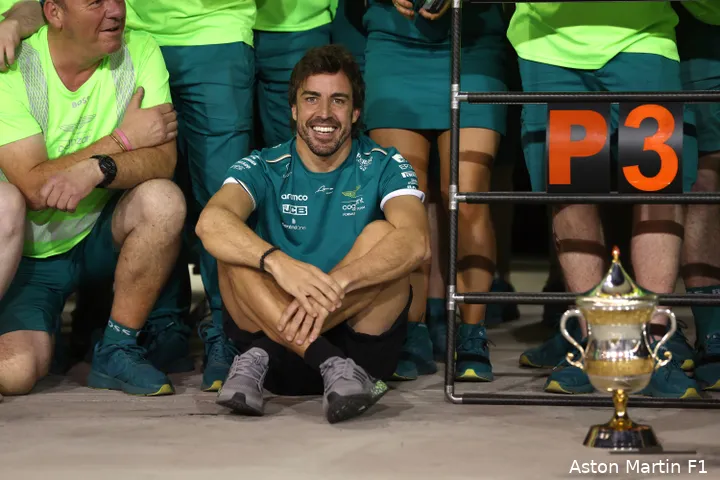 <i>Na een lange tijd met weinig eremetaal is de lach terug op het gezicht bij Alonso (Foto:
Aston Martin F1 Media).</i>