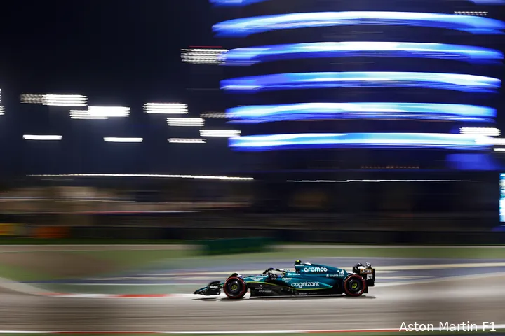Fernando Alonso op het fraai verlichte Bahrain International Circuit, kwalificatie GP Bahrein 2023 (Foto:
Aston Martin F1 Media)&nbsp;&nbsp;