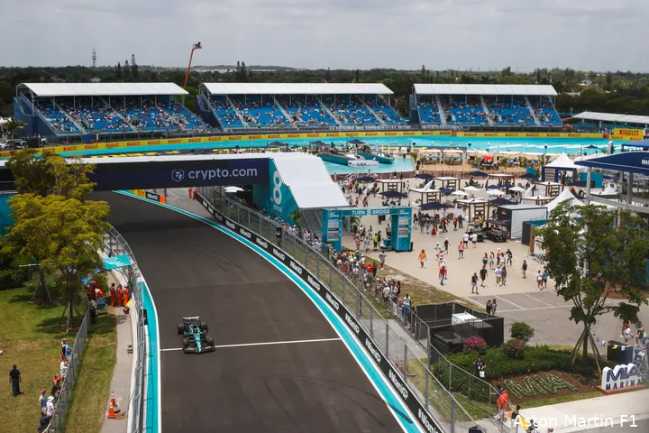 Het Miami International Autodrome, GP Miami 2023, met Fernando Alonso op de voorgrond (Foto:
Aston Martin F1 Media)