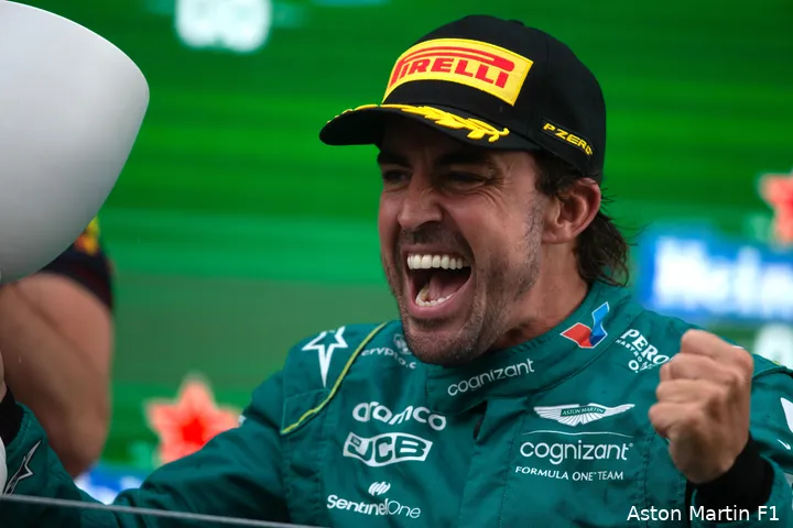 <i>De blijdschap straalt er bij elk podium vanaf bij Fernando Alonso.</i>