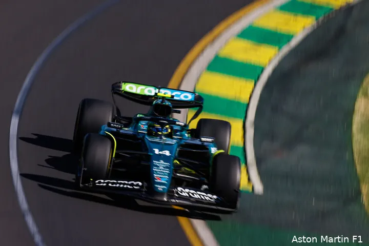 Alonso kreeg twintig seconden aan de broek na zijn 'cursus verdedigen voor gevordenen' aan Russell. (Foto: Aston Martin F1 Media)