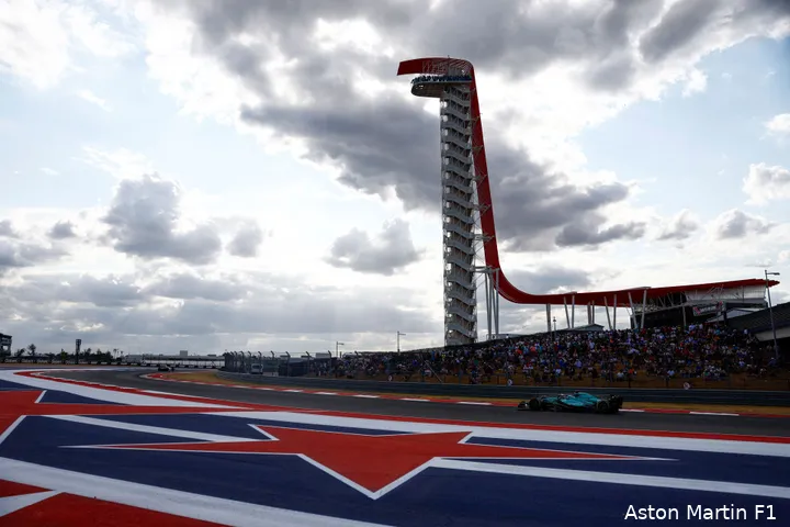 Uitkijktoren en tribune op het Circuit of the Americas, een typerend beeld, GP USA 2024, met Fernando Alonso in zijn Aston Martin.