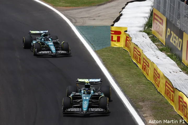 Beide Aston Martins in actie.