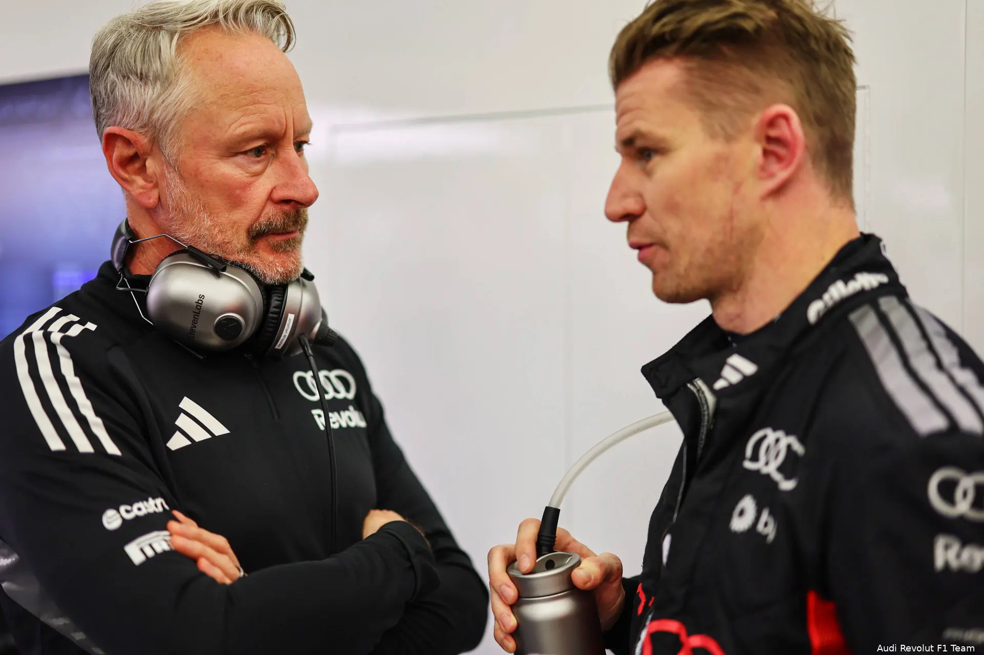 nico-hülkenberg-jonathan-wheatley-audi-bahrein-wintertest-dag1-1