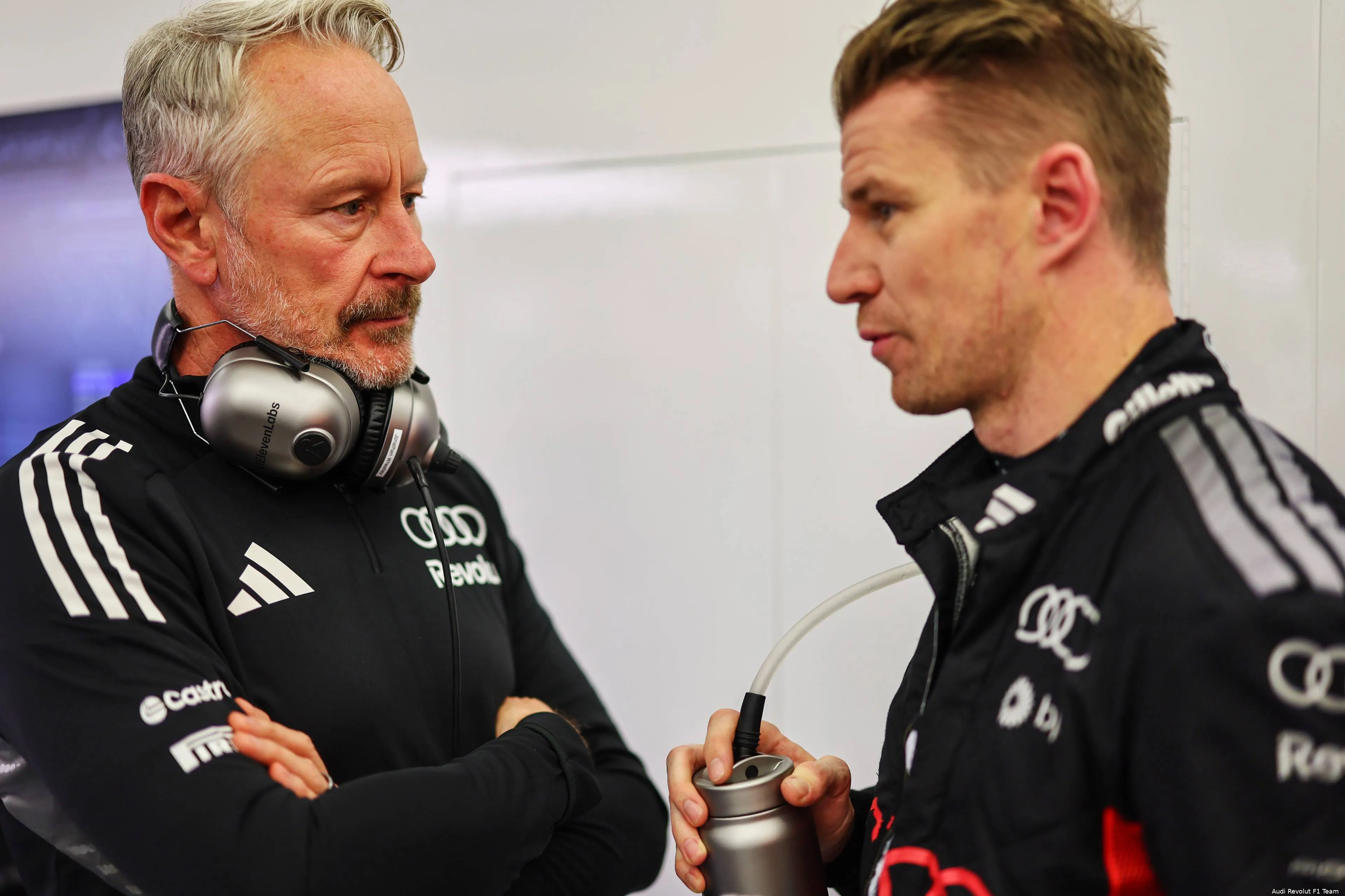 nico-hülkenberg-jonathan-wheatley-audi-bahrein-wintertest-dag1-1