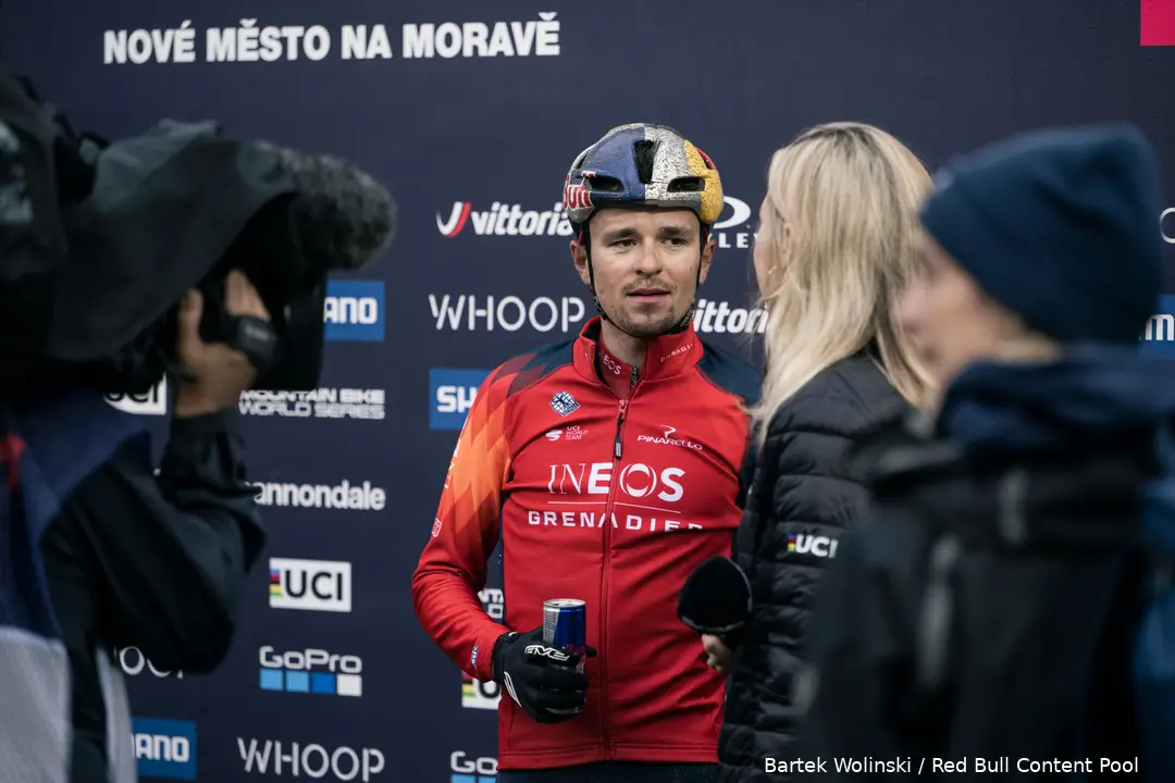 Bild Tom Pidcock im Interview in Nove Mesto von Reportern umgeben<br>