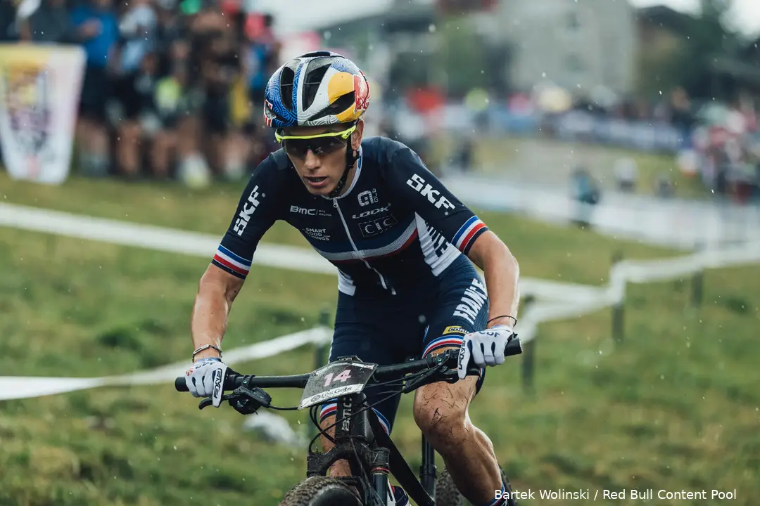 Pauline Ferrand-Prévot auf dem Mountainbike in den Farben Frankreichs