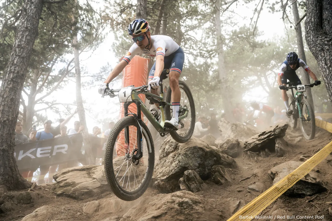 Tom Pidcock durante a corrida de BTT nos Jogos Olímpicos de Paris 2024