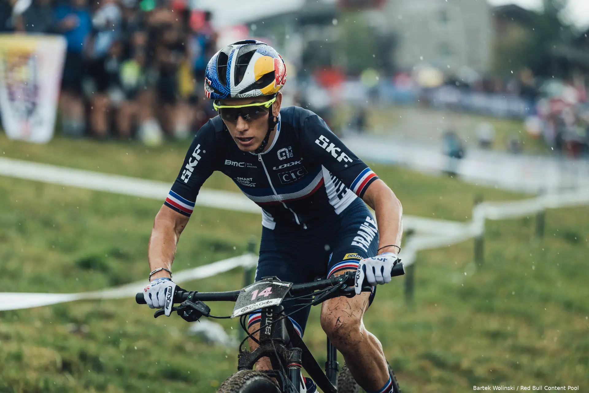 Pauline Ferrand-Prévot en BTT con los colores de Francia