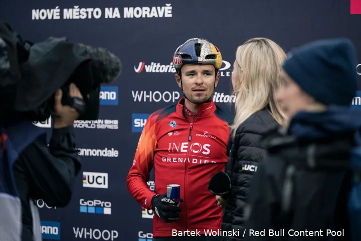 Bild Tom Pidcock im Interview in Nove Mesto von Reportern umgeben<br>