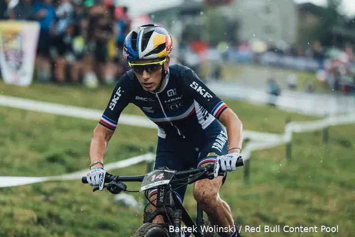 Pauline Ferrand-Prévot op de mountainbike in de kleuren van Frankrijk