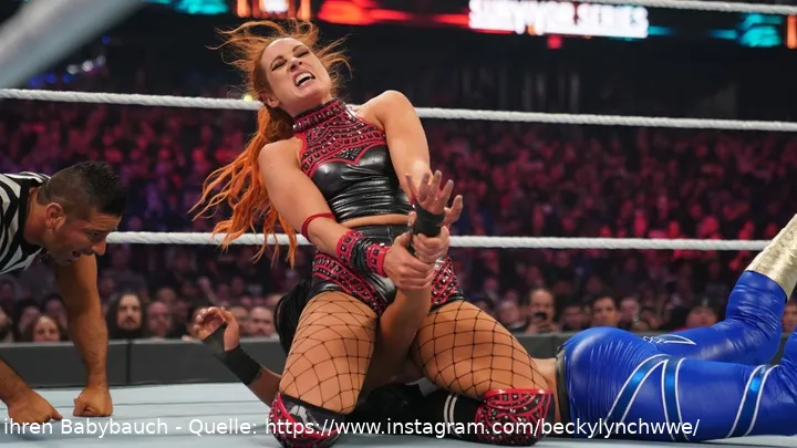 Becky Lynch zieht den Disarm-Her gegen Bayley durch - (c) 2020 WWE. All Rights Reserved.