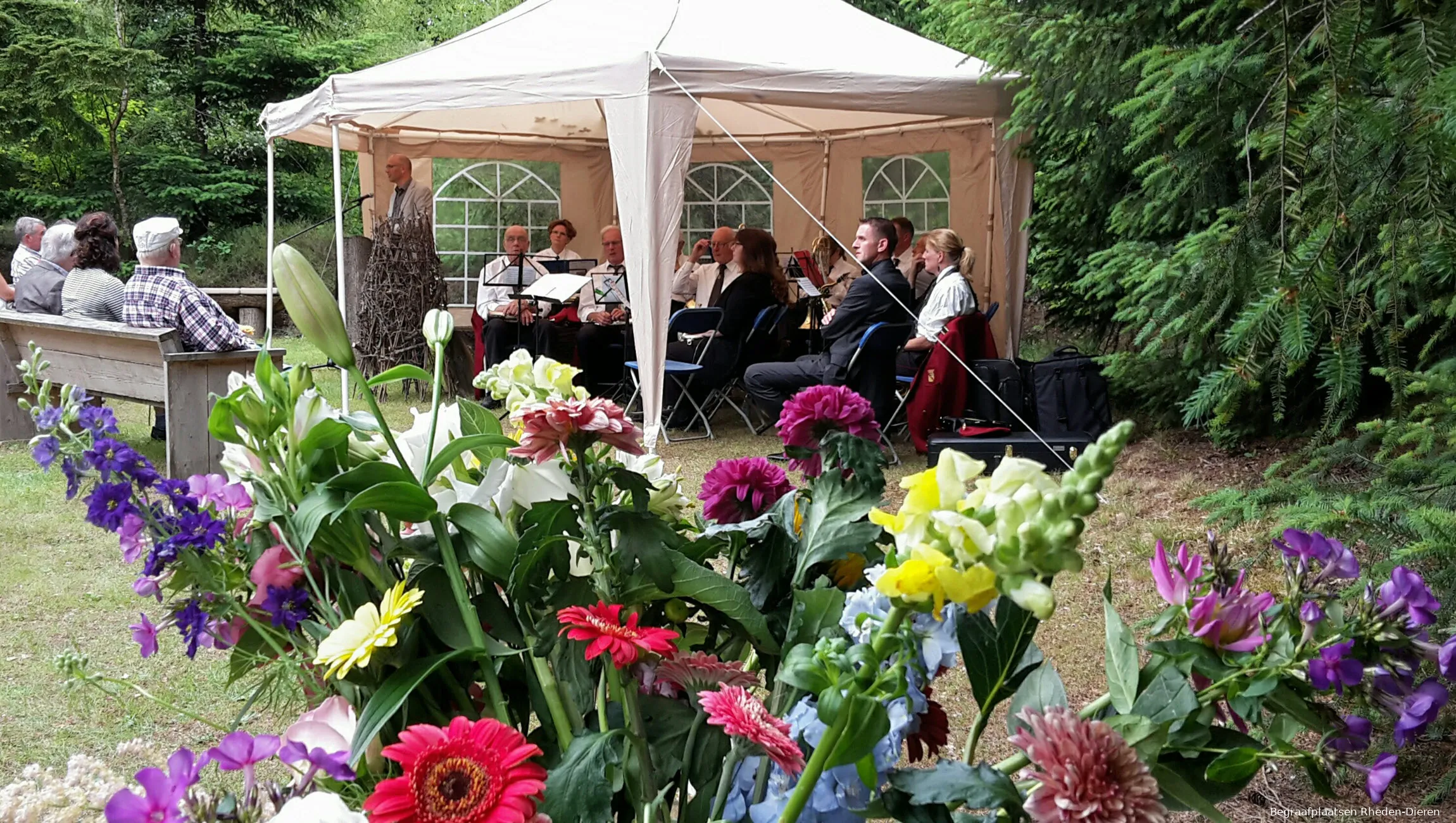 herinneringsbijeenkomst orkest spreker en bloemen begraafplaatsen rheden dieren