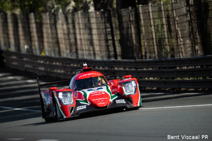 Viscaal in zijn rode bolide op het circuit van Le Mans (Foto: Bent Viscaal PR)