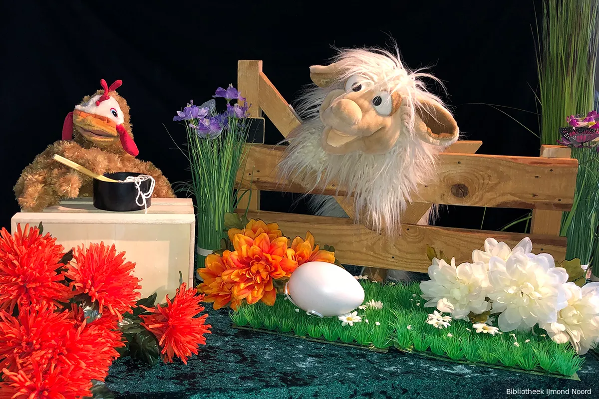 theater poppekus met voorstelling kip en het ei