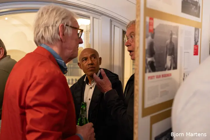 Simon Tahamata tijdens de boekpresentatie van 'Ajax 125'. De voormalig jeugdtrainer vertelt aan Ajax Showtime over een eventuele terugkeer in Amsterdam. Ajax zocht wel contact met hem. 'Maar als ze niet doorpakken, wordt het moeilijk. Het zou gemakkelijker zijn als ik weet wat de club van mij wil.'